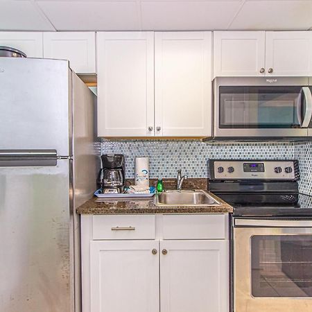 Oversized Ocean View Queen Suite With Beautiful Fireplace And Accents - Sleeps 4 Guests! Myrtle Beach Room photo
