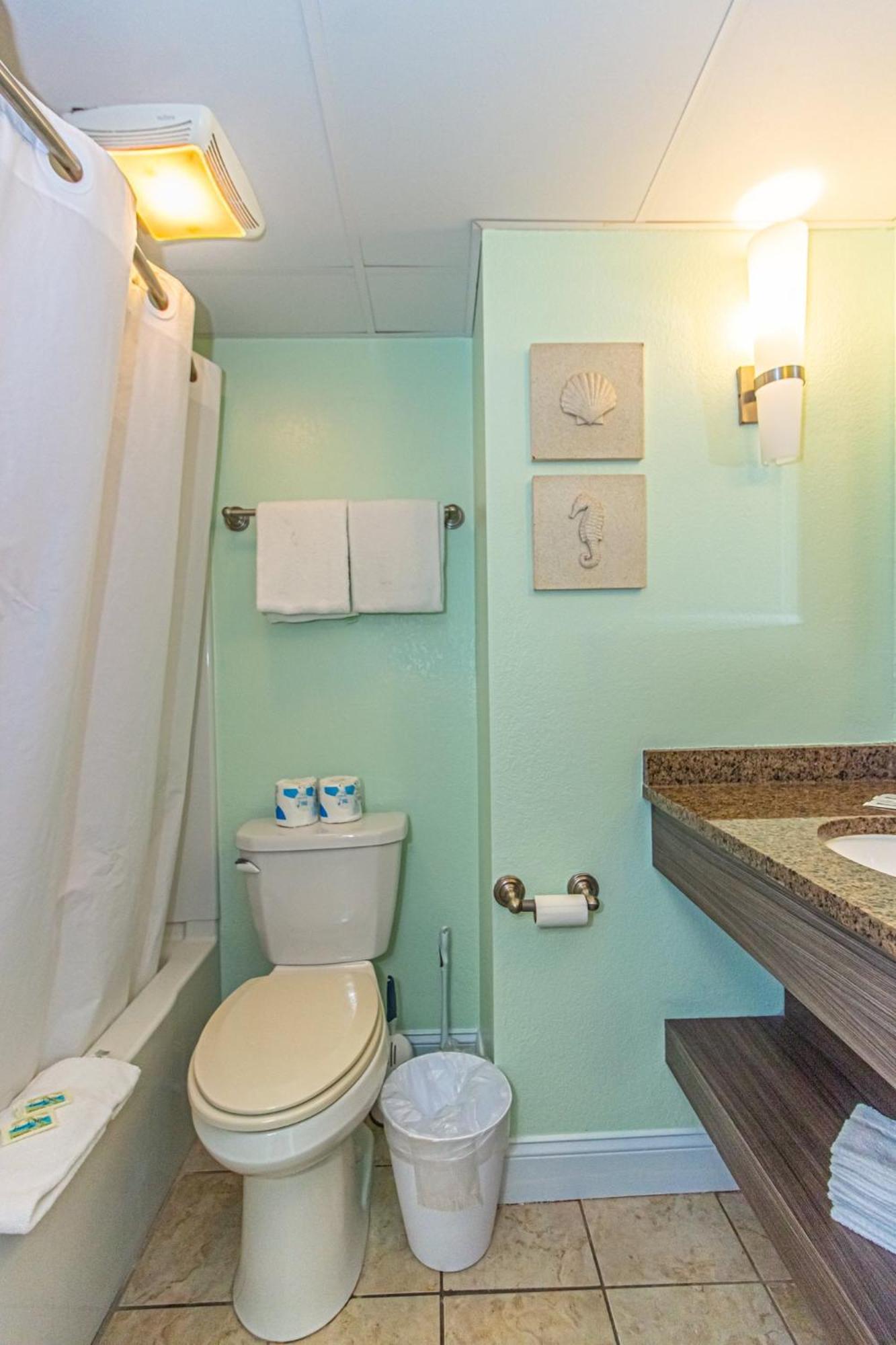 Oversized Ocean View Queen Suite With Beautiful Fireplace And Accents - Sleeps 4 Guests! Myrtle Beach Room photo
