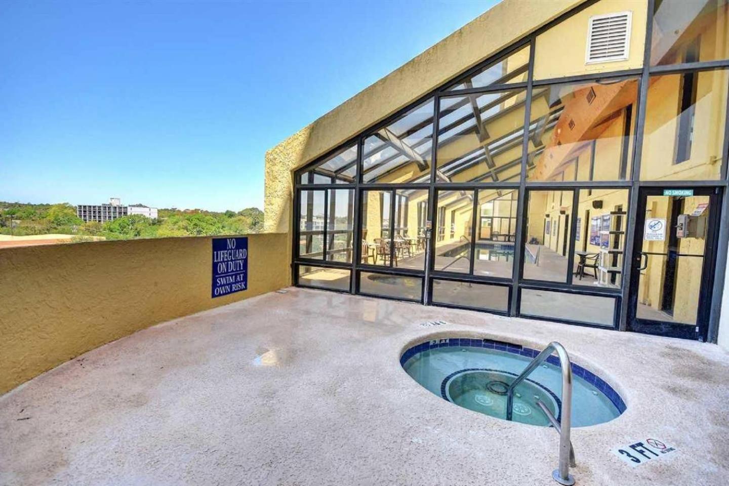 Oversized Ocean View Queen Suite With Beautiful Fireplace And Accents - Sleeps 4 Guests! Myrtle Beach Room photo
