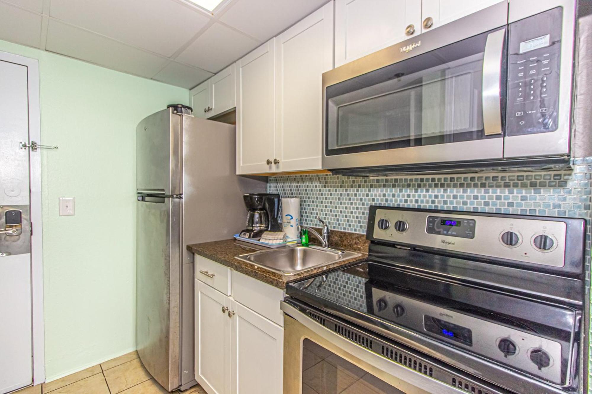 Oversized Ocean View Queen Suite With Beautiful Fireplace And Accents - Sleeps 4 Guests! Myrtle Beach Room photo