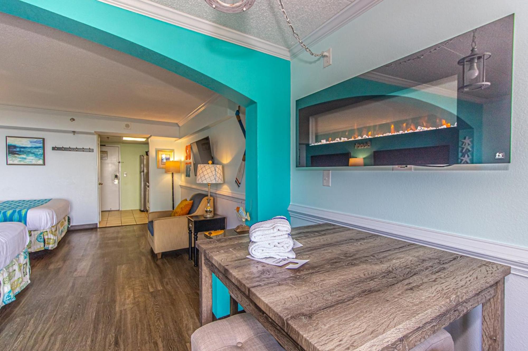 Oversized Ocean View Queen Suite With Beautiful Fireplace And Accents - Sleeps 4 Guests! Myrtle Beach Room photo