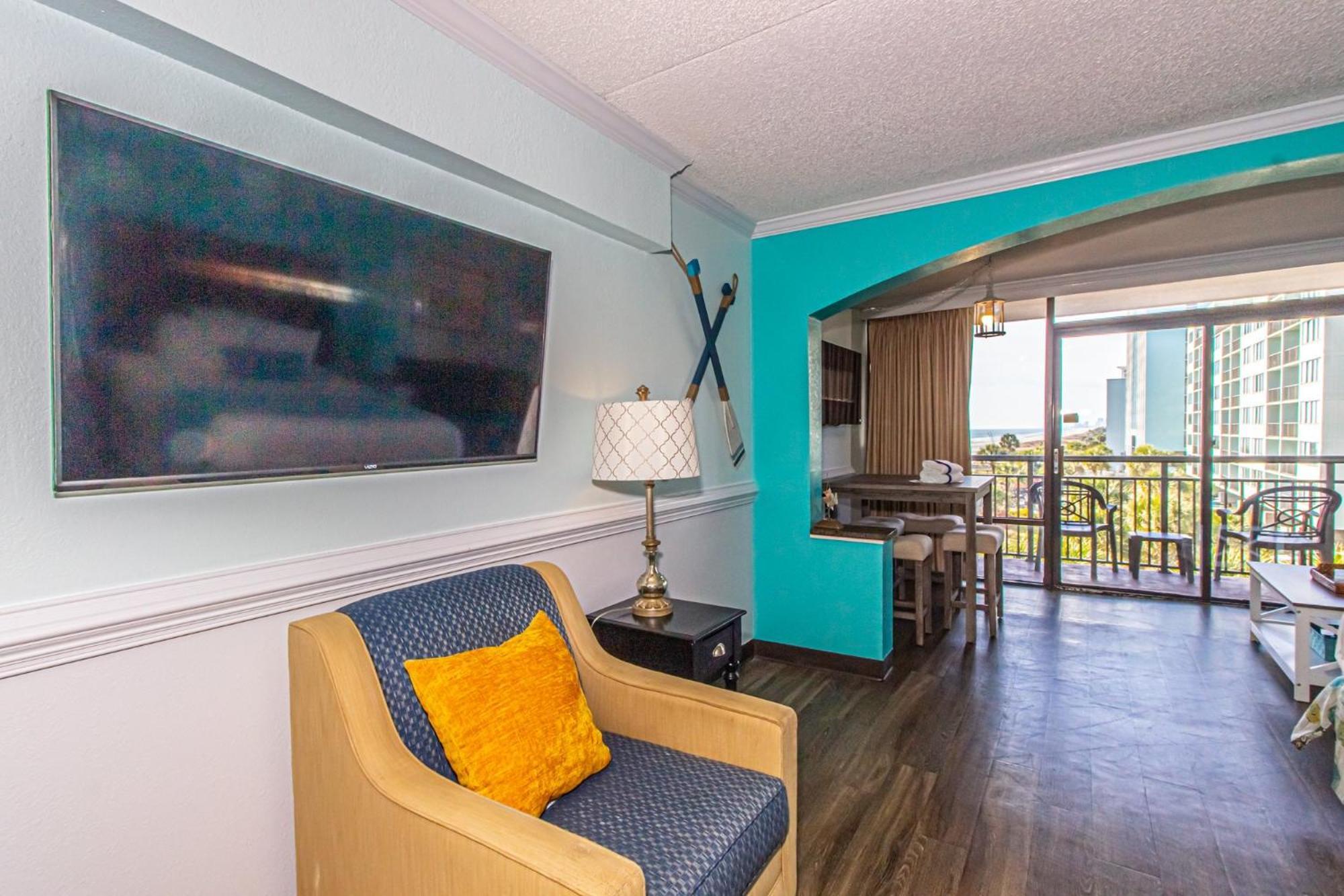 Oversized Ocean View Queen Suite With Beautiful Fireplace And Accents - Sleeps 4 Guests! Myrtle Beach Room photo