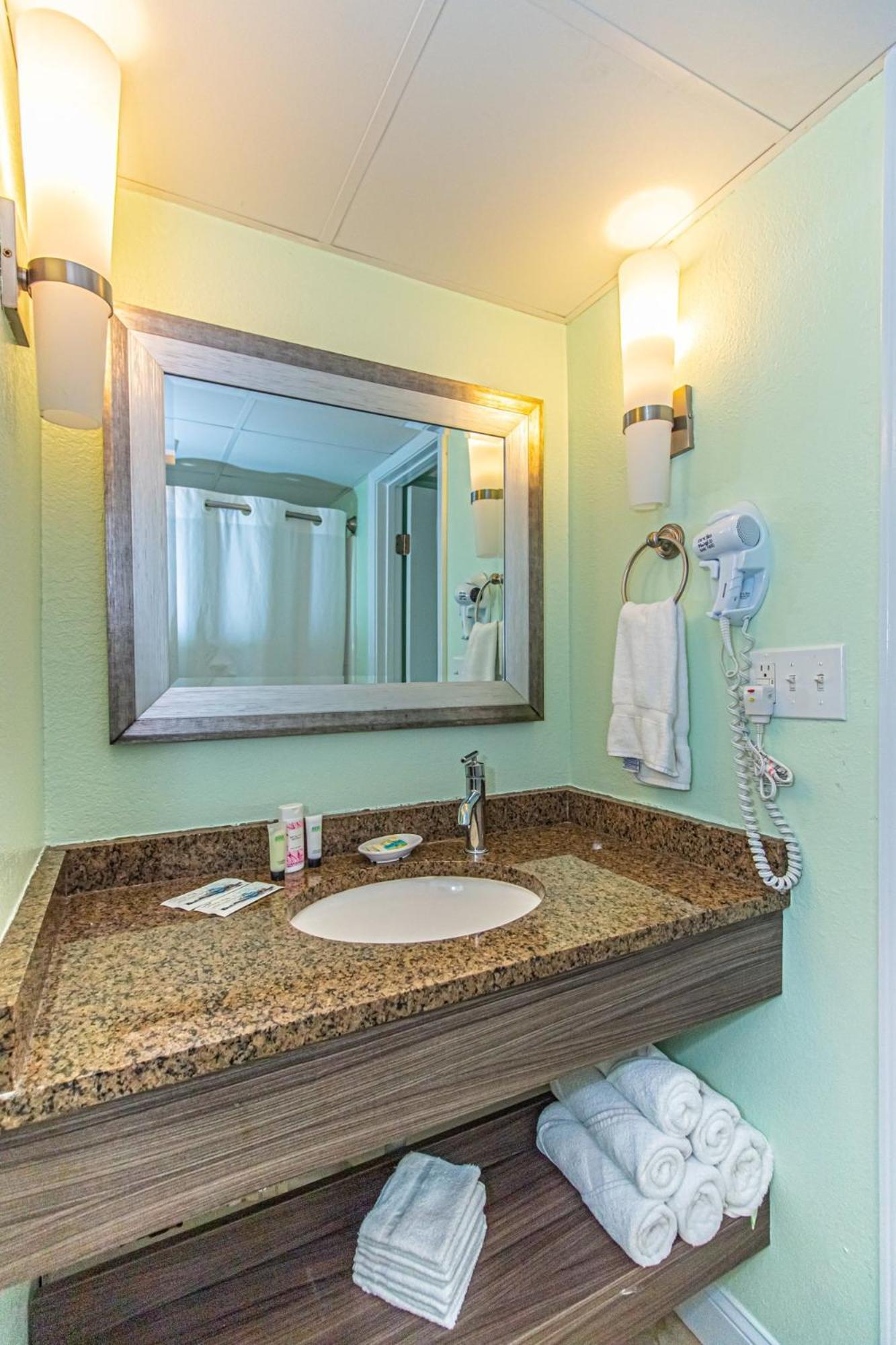 Oversized Ocean View Queen Suite With Beautiful Fireplace And Accents - Sleeps 4 Guests! Myrtle Beach Room photo